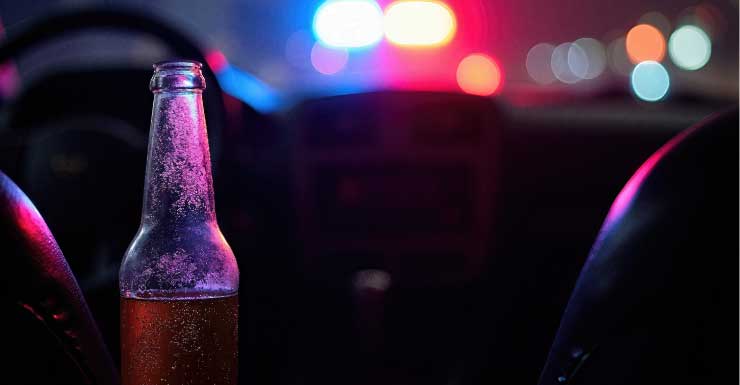 Motorista acusado de dirigir embriagado colide com parede em bar de Fort Myers Beach e quase atinge homem