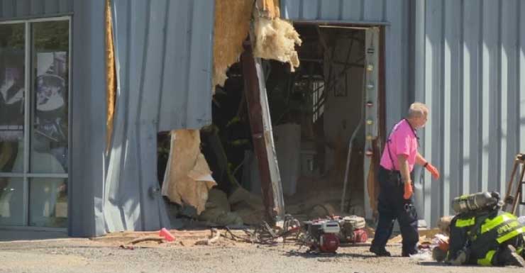 Motorista distraído invade prédio da Blossman Gas em Pensacola e causa feridos