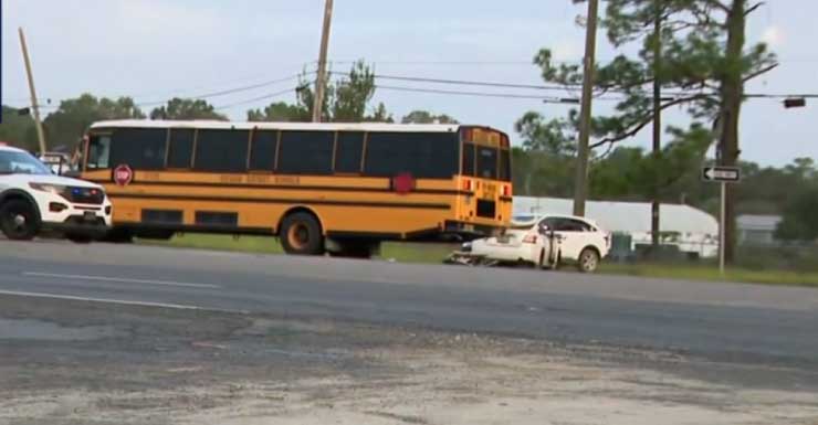 Motorista é levado de helicóptero após ficar preso sob ônibus escolar na SR-44 em Volusia