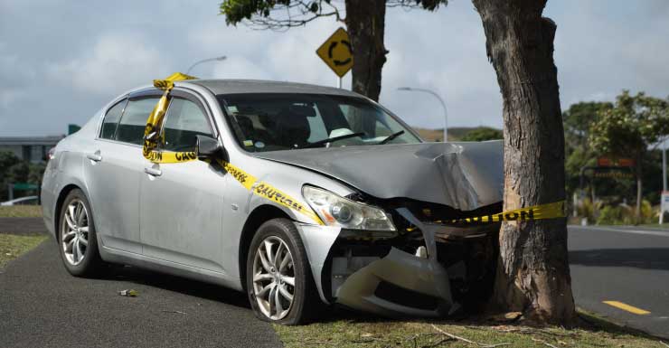 Motorista encontrado morto após caminhonete decolar e colidir com árvore