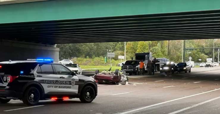 Motorista morre após carro capotar e atingir Mercedes parada na SR-46 em Sanford, segundo patrulheiros; rodovia foi interditada