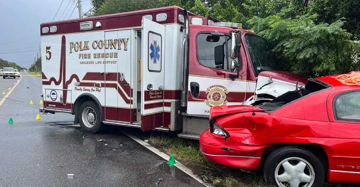 Motorista morre em acidente com ambulância no Condado de Polk