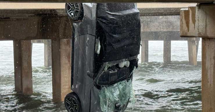 Motorista nada até a segurança após carro cair da ponte Bob Sikes