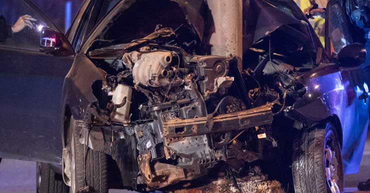 Mulher de Palm Beach Gardens morre após colidir com poste de sinalização, suspeita de embriaguez