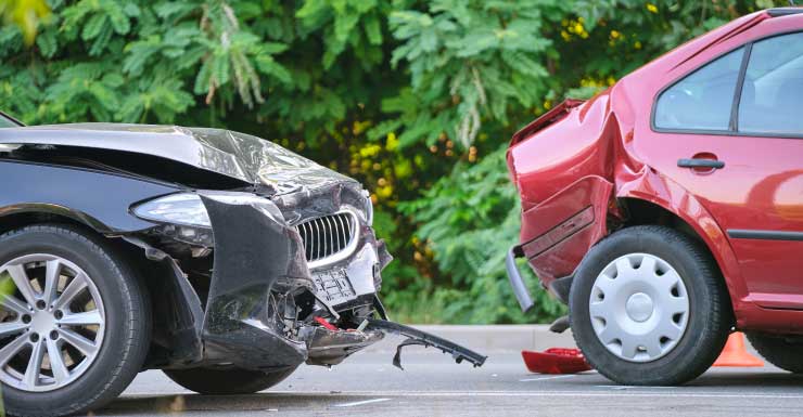 Mulher de Palm Coast, 80 anos, morre em hospital do Condado de Flagler após carro sair da pista e colidir com várias árvores, segundo FHP