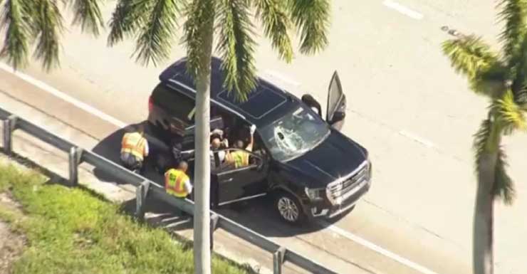Mulher ferida após peça de metal cair de caminhão e atravessar para-brisa na Turnpike