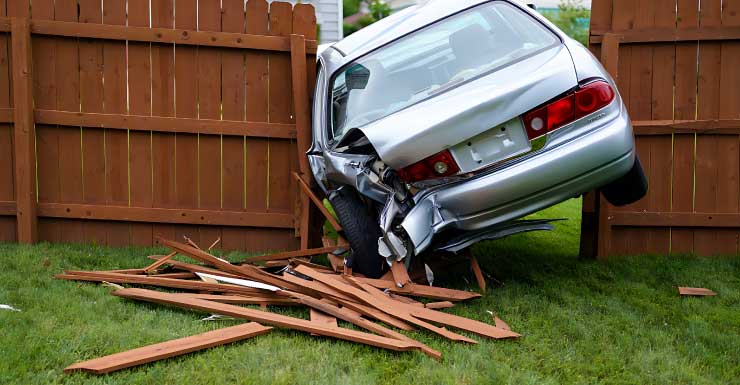 Quatro pessoas, incluindo uma criança, ficam feridas após carro colidir com casa em Holiday