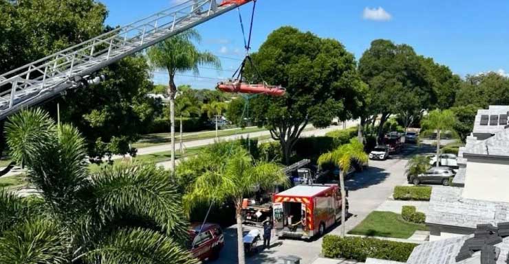 Resgate no telhado em Boca Raton trabalhador ferido é levado de helicóptero para centro de trauma