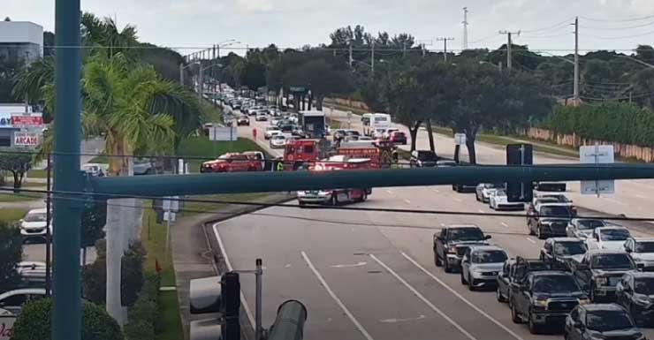 Sete pessoas ficam feridas em acidente com capotamento envolvendo vários veículos na Atlantic Avenue