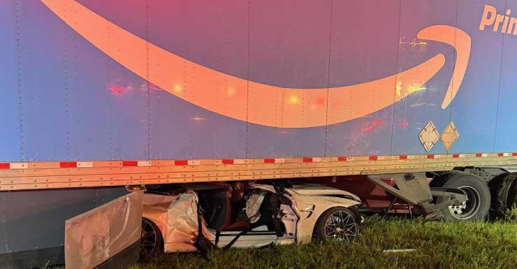 VÍDEO Motorista colide com caminhão da Amazon na I-75, no Condado de Hillsborough