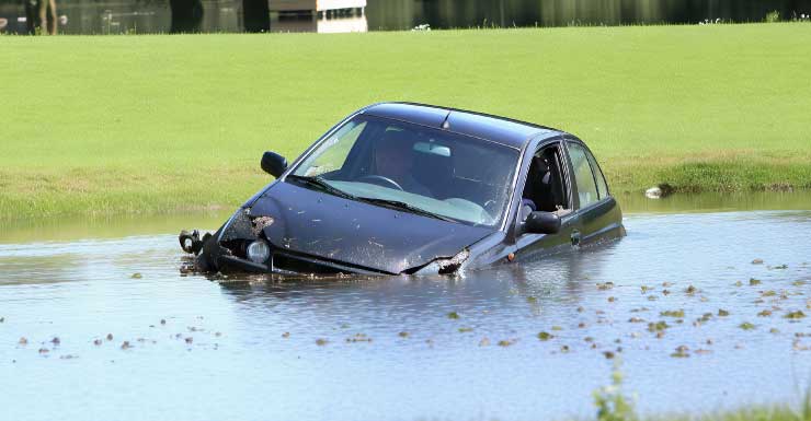1 morto após carro cair em lago em LaBelle