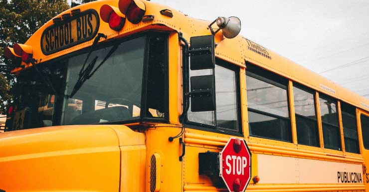 1 pessoa hospitalizada após acidente com ônibus escolar em Davenport