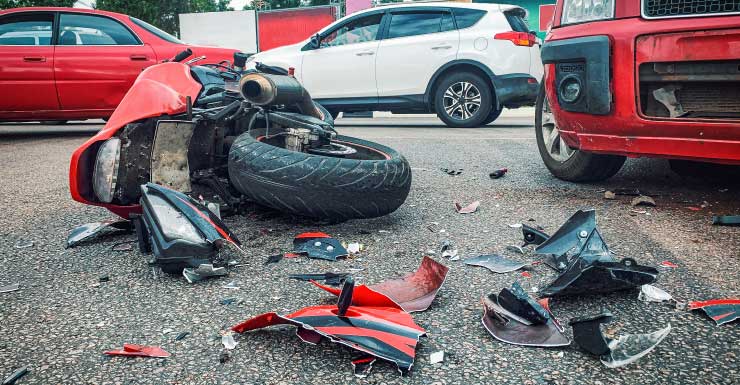 1 pessoa levada de helicóptero ao hospital após colisão entre motociclista e carro em Margate