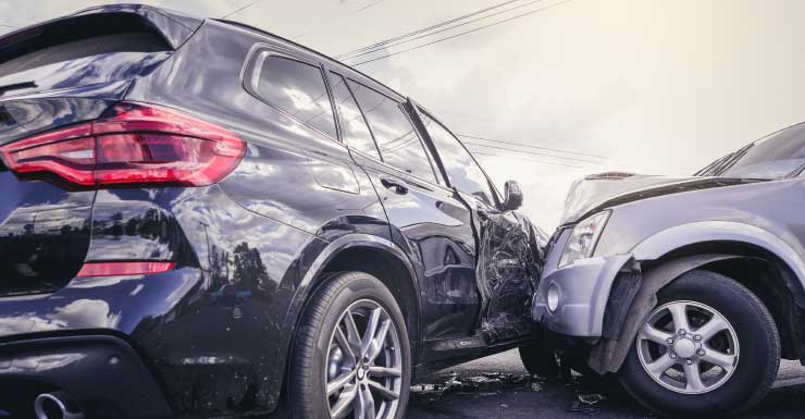 3 feridos em acidente com 4 veículos envolvendo caminhão na I-4 perto de Longwood