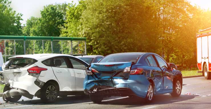 Acidente com múltiplos veículos em Treeline Avenue e Jetport Loop