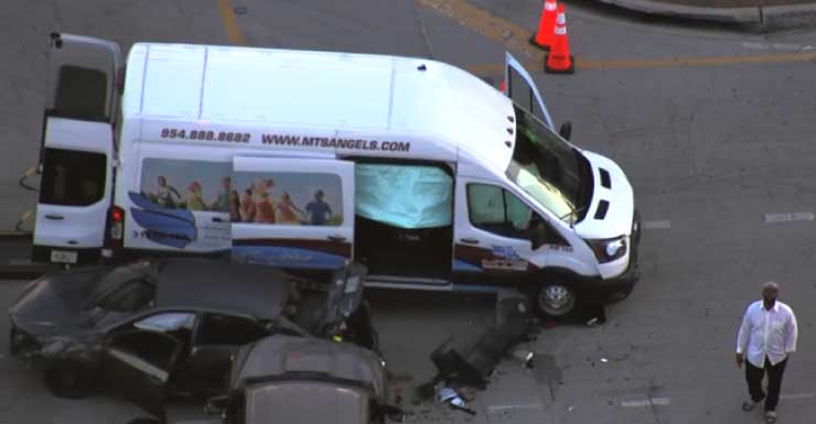 Acidente com múltiplos veículos envolvendo ônibus médico pediátrico em Orlando
