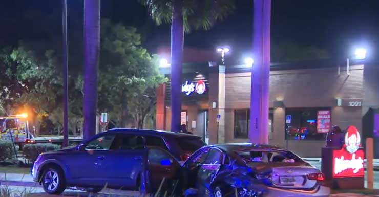 Acidente com múltiplos veículos fecha parte da Hallandale Beach Boulevard; 2 pessoas hospitalizadas