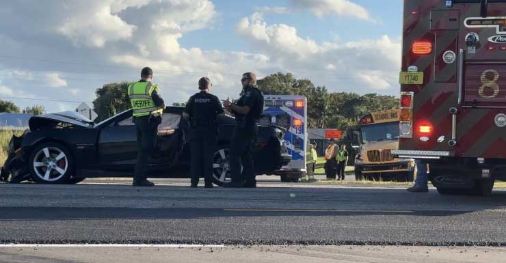 Acidente com ônibus escolar no Condado de Lee, próximo a Fort Myers Shores; motorista levado ao hospital por precaução