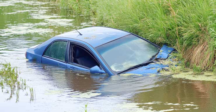 Adolescente morre após dirigir carro para dentro de canal perto de Wellington