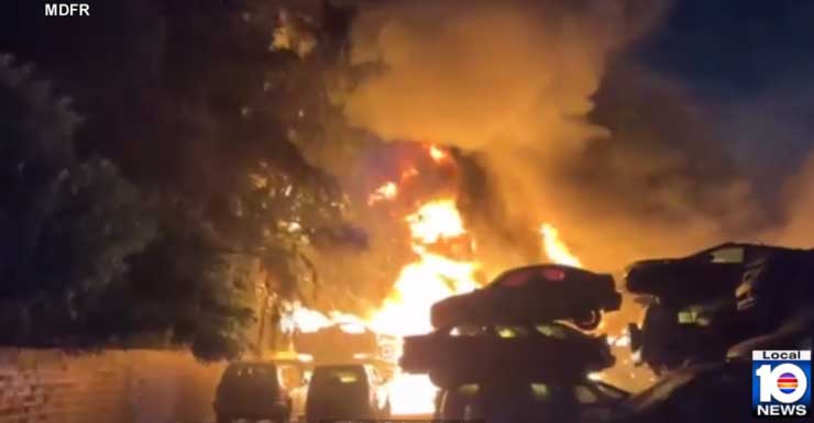 Bombeiros combatem incêndio em ferro-velho em Opa-locka