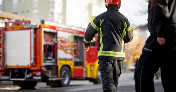 Bombeiros combatem incêndio totalmente envolvido em residência em Escambia County