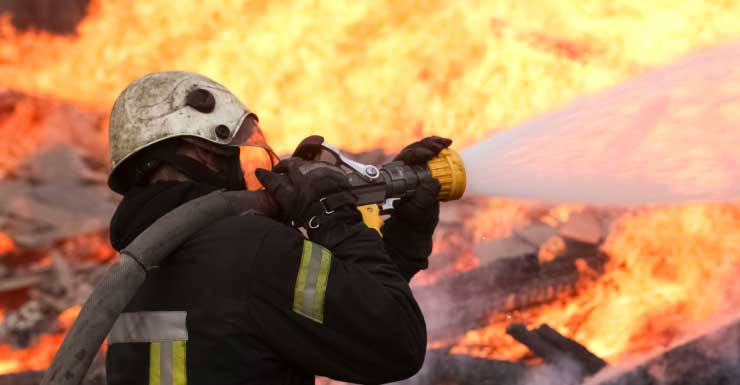 Bombeiros de Ocala controlam incêndio em residência, sem feridos registrados