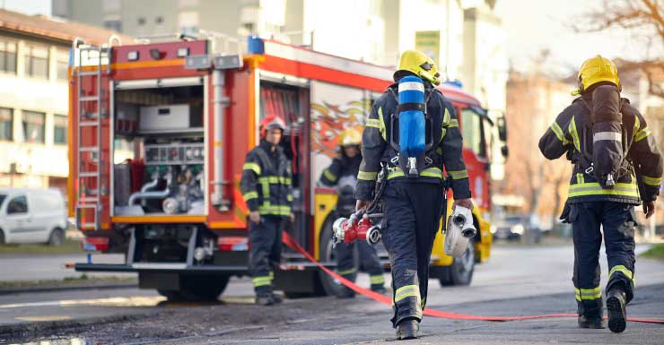 Bombeiros do Condado de Alachua controlam incêndio em galpão e estufa