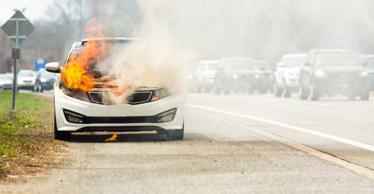 Bons samaritanos salvam homem de carro em chamas em Clearwater
