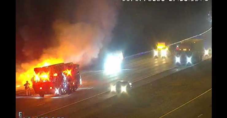 Caminhão da Amazon pega fogo no acostamento da I-10 West e causa lentidão no trânsito na noite de segunda-feira