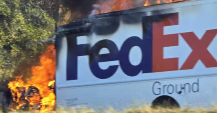 Caminhão da FedEx pega fogo após cair em vala na Florida’s Turnpike, próximo a Winter Garden