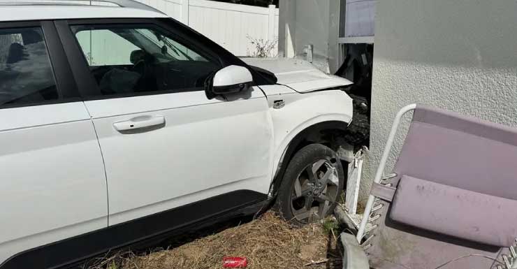 Carro colide com casa em Brooksville e deixa morador ferido HCFR