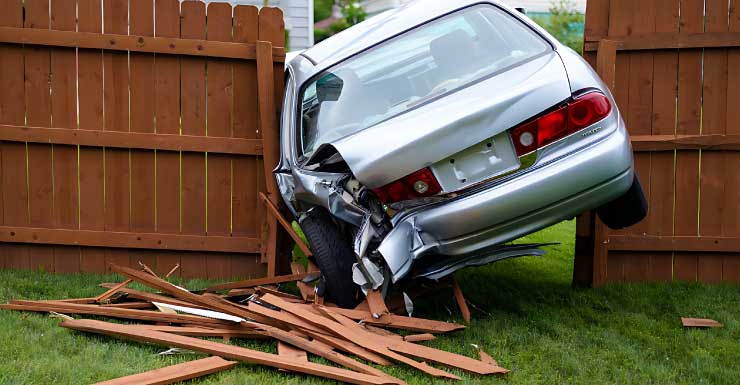 Criança bate carro da mãe em condomínio de Fort Myers e danifica 3 veículos