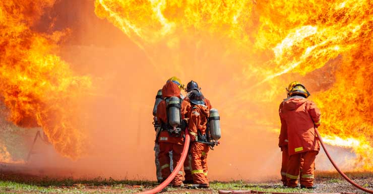 Criança hospitalizada após escapar por janela durante incêndio em casa no condado de Escambia
