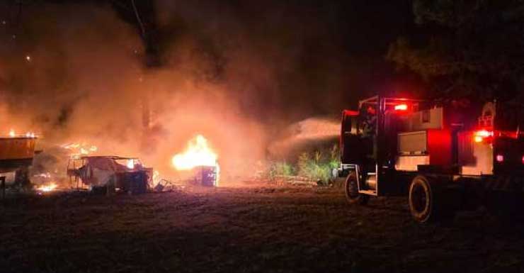 Duas embarcações são consumidas pelas chamas em Lehigh Acres