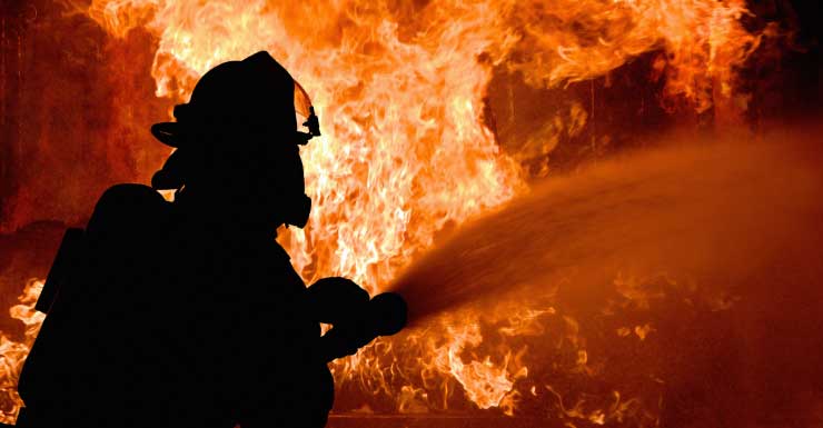 Equipes combatem incêndio em casa na Pearl Street em Fort Myers Beach