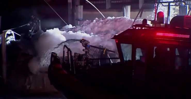Equipes extinguem incêndio em veleiro durante a madrugada em Deerfield Beach; nenhum ferido foi registrado