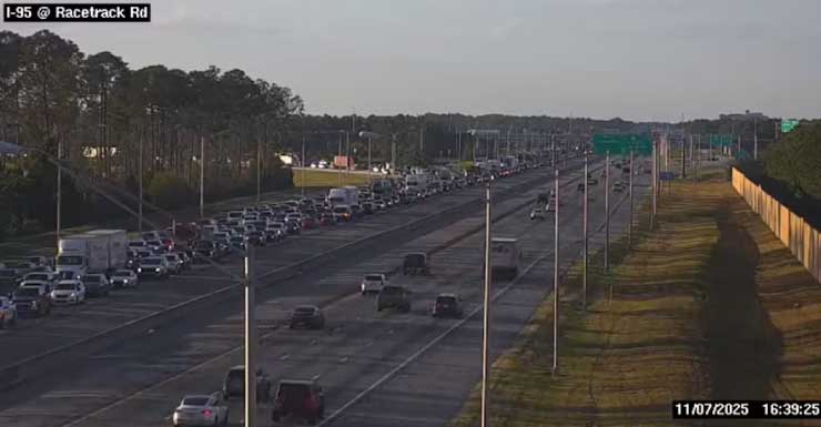 Faixas reabertas na I-95 Sul após incêndio em carro próximo à Race Track Road