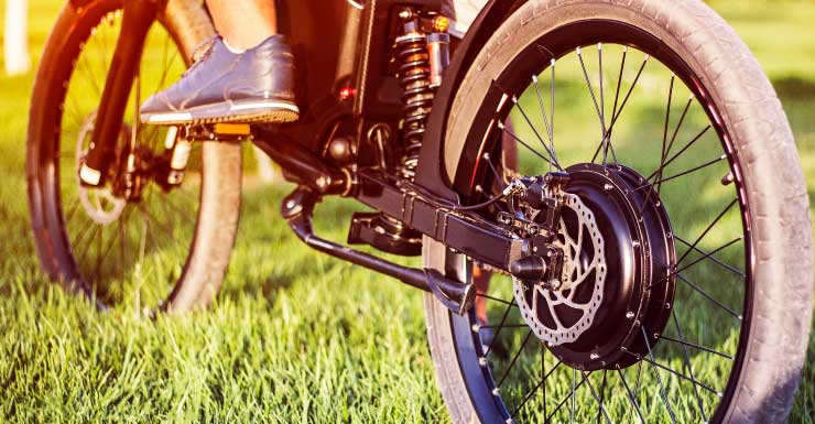 Homem de Port St. Lucie morre após colisão de e-bike com rampa metálica de trailer