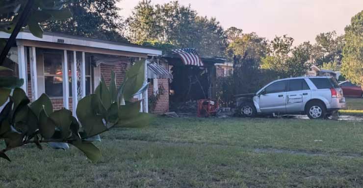 Homem fica ferido em incêndio residencial no bairro Sweetwater JFRD