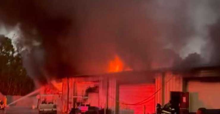 Incêndio atinge prédio de manutenção na comunidade Shadow Wood, em Estero