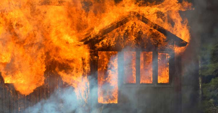 Incêndio em varanda se espalha para casa e sótão em Daytona Beach; 7 pessoas afetadas