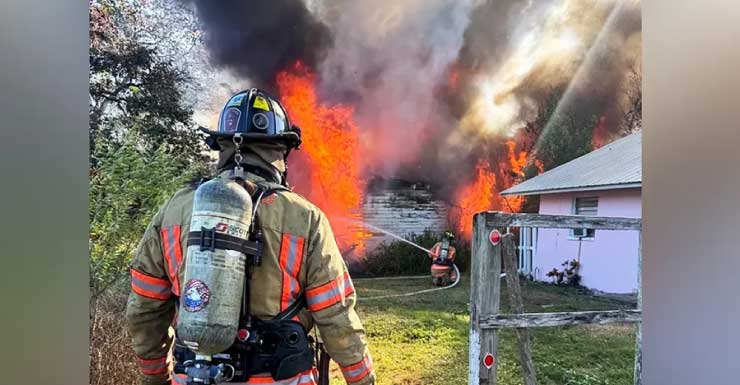 Incêndio na cozinha destrói casa em Avon Park HCFR