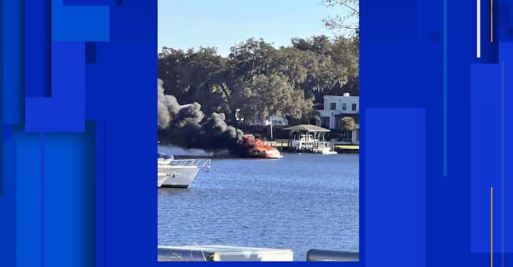 JFRD combate incêndio em barco no Rio Ortega; nenhum ferido foi relatado