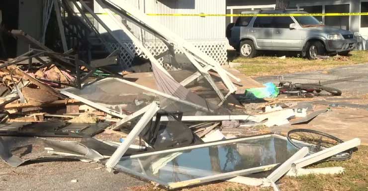 Motorista em fuga acusado de colidir contra casa móvel em Pinellas Park continua foragido