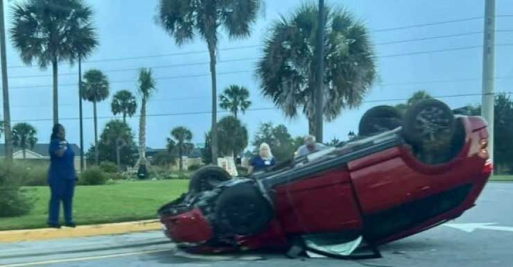 Motorista fica ferida após capotar veículo em rotatória em The Villages