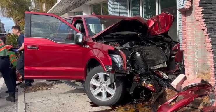 Motorista fica ferido após caminhonete colidir contra loja de vinhos em Fort Lauderdale