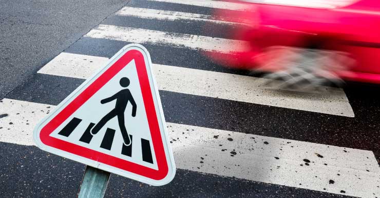 Mulher do Condado de Alachua é acusada de agressão agravada após atropelar vítima com o carro
