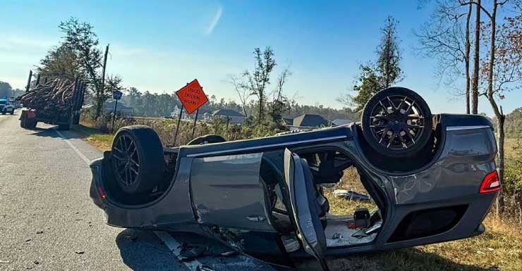 Mulher fica gravemente ferida em acidente em Escambia County após caminhão de toras não ceder passagem