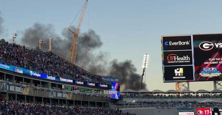 Nuvem de fumaça preta próxima ao EverBank Stadium veio de incêndio em ATV, sem feridos, diz JFRD