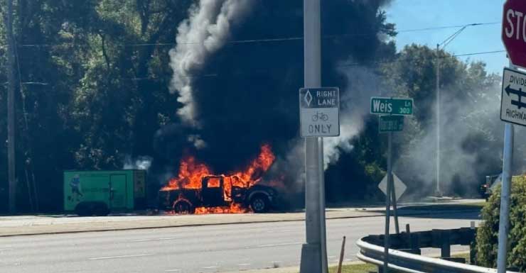 Perseguição de motocicleta termina em colisão com incêndio em Pensacola; suspeito é preso por múltiplas acusações
